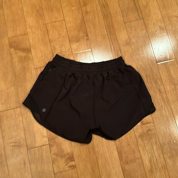 Lululemon Hotty Hot Low-Rise Short 4” Size 6 - Picture 1 of 3